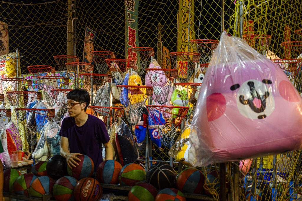 Personne préparant son stand dans un night market à Taiwan