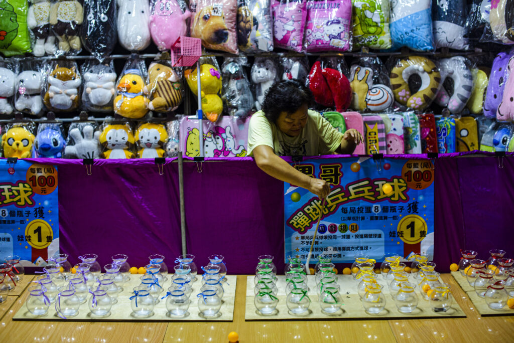 Personne préparant son stand dans un night market à Taiwan