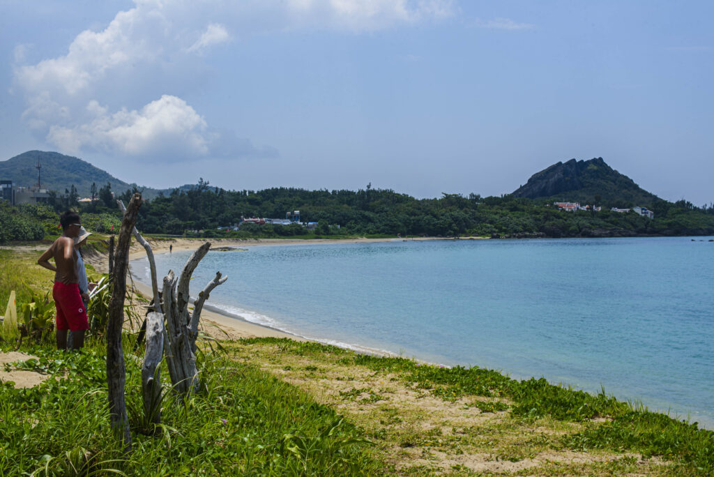 Deux taiwanais contemple la mer au bord de la plage de Kenting à Taiwan