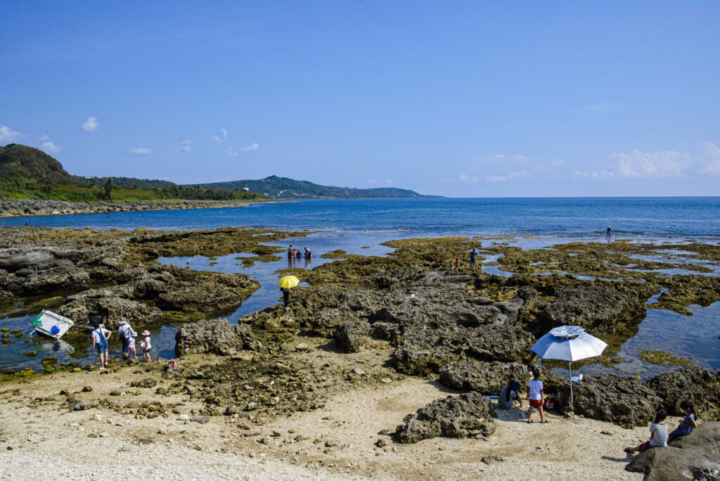 Des touristes au bord d'une plage de Kenting à Taiwan