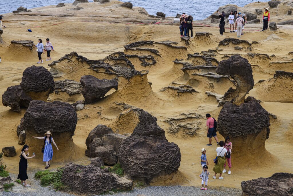 Touristes se prenant en photo dans le géoparc de Yehliu à Taiwan