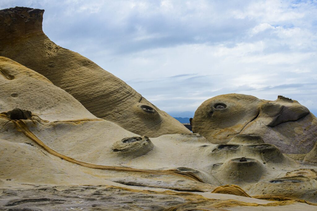 Vue des roches particulière du Géoparc de yehliu à taiwan