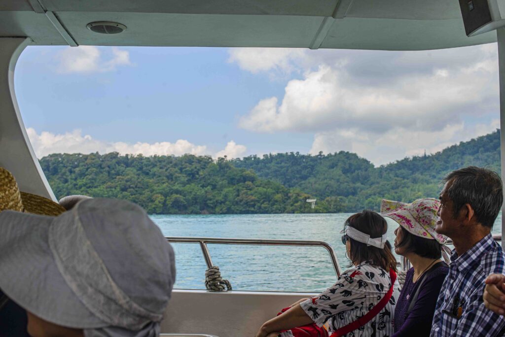 Des touristes font la traversée du Moon lake àTaiwan