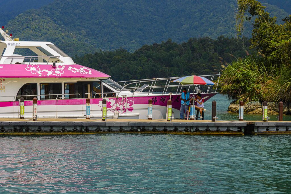 Deux personnes qui s'occupent des tickets pour prendre le bateau sur le moon lake à Taiwan