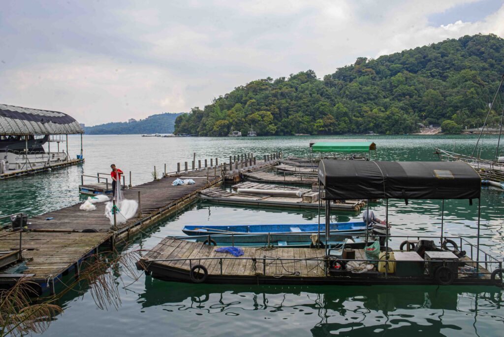 Pecheur rangeant son filet au bord du Moon lake à Taiwan