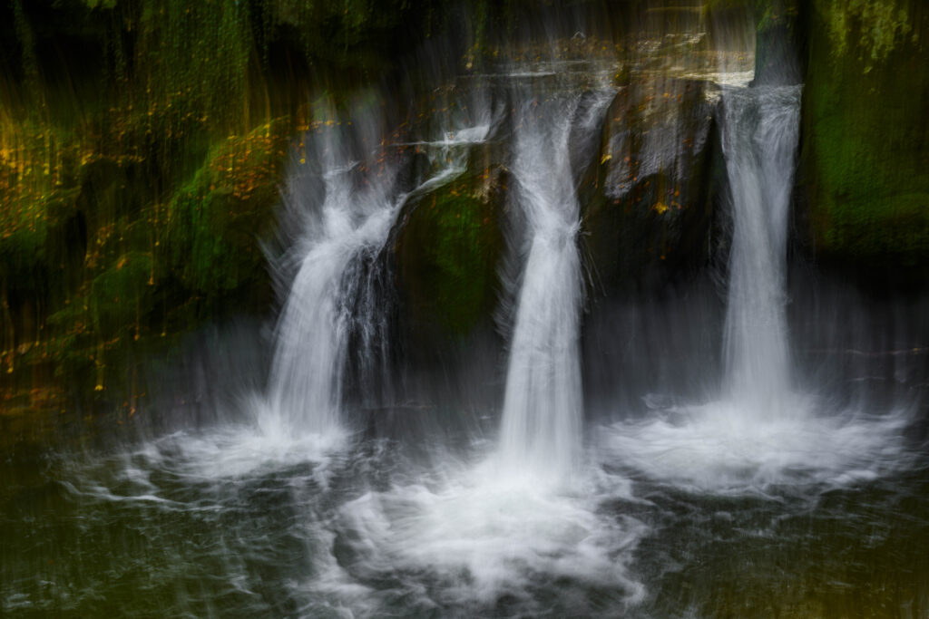 Vue des cascade de Schiessntumpel dans le chemin de randonné de mullerthal au luxembourg